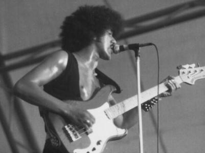  Philip Lynott in concert 